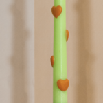 Χειροποίητη λαμπάδα σε πράσινο χρώμα και διακοσμητικές πορτοκαλί καρδιές